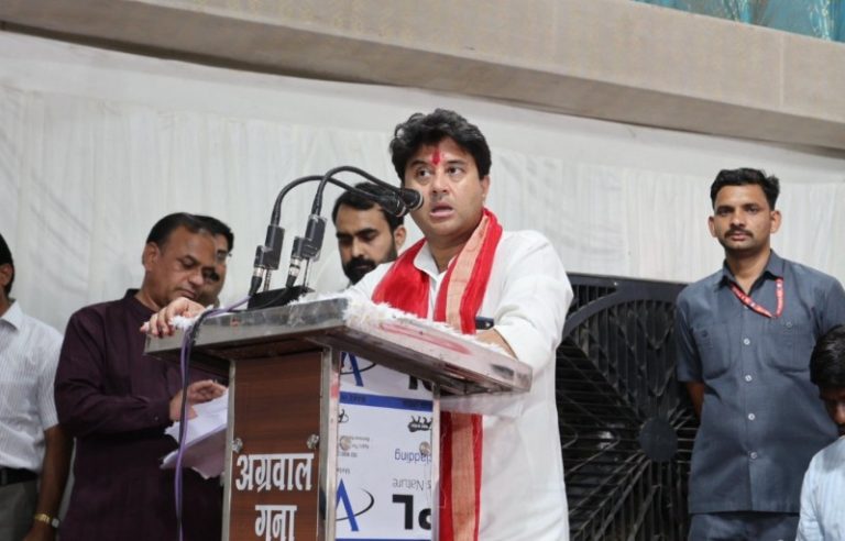 मप्र : केंद्रीय मंत्री सिंधिया ने गुना में प्रधानमंत्री स्वनिधि योजना के लाभार्थियों से किया संवाद