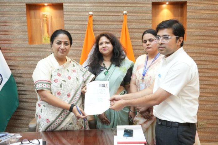 दिल्ली : सीएम रेखा गुप्ता ने एसआईआर अभियान के अंतर्गत अपना एवं अपने परिवार का गणना प्रपत्र भरकर जमा किया