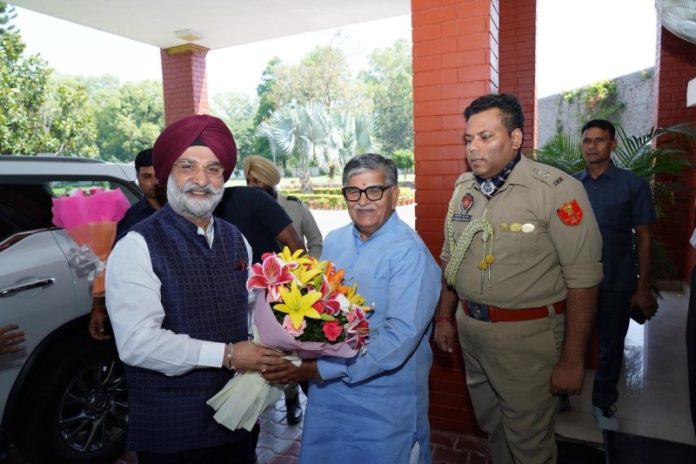 दिल्ली के उपराज्यपाल तरणजीत सिंह संधू ने पंजाब के राज्यपाल गुलाब चंद कटारिया से की मुलाकात दिल्ली के उपराज्यपाल तरणजीत सिंह संधू ने पंजाब के राज्यपाल गुलाब चंद कटारिया से की मुलाकात