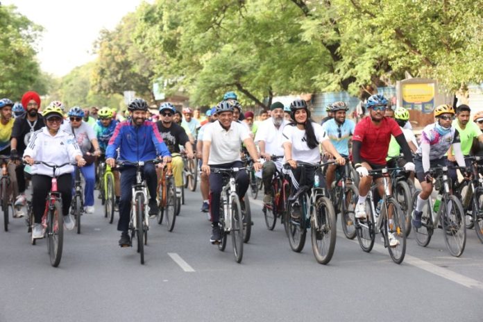 केंद्रीय मंत्री डॉ. मनसुख मांडविया फिट इंडिया संडेज़ ऑन साइकिल पहल में हुए शामिल केंद्रीय मंत्री डॉ. मनसुख मांडविया फिट इंडिया संडेज़ ऑन साइकिल पहल में हुए शामिल