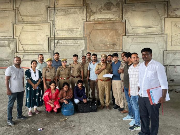 यूपी में हैदराबाद के एक विला से करोड़ों की चोरी के आरोप में 3 नेपाली नागरिक गिरफ्तार यूपी में हैदराबाद के एक विला से करोड़ों की चोरी के आरोप में 3 नेपाली नागरिक गिरफ्तार