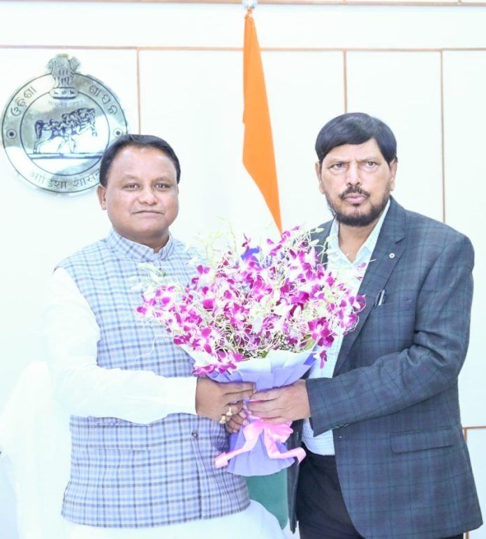 ओडिशा : केंद्रीय राज्य मंत्री रामदास आठवले ने भुवनेश्वर में लोक सेवा भवन में ओडिशा के सीएम मोहन चरण माझी से मुलाकात की