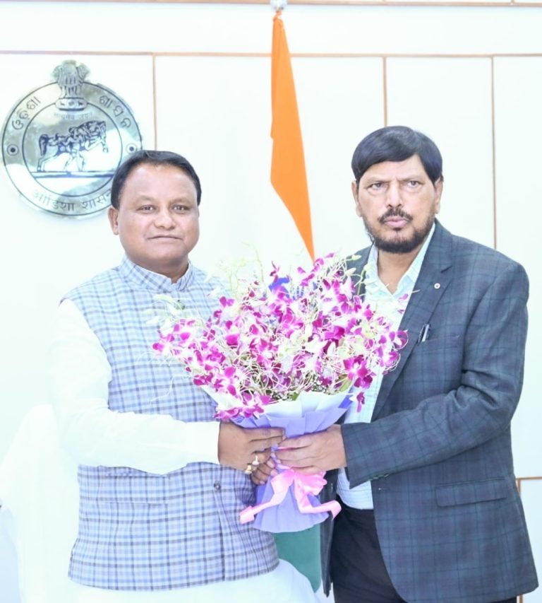 ओडिशा : केंद्रीय राज्य मंत्री रामदास आठवले ने भुवनेश्वर में लोक सेवा भवन में ओडिशा के सीएम मोहन चरण माझी से मुलाकात की