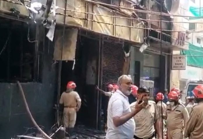 दिल्ली के मालवीय नगर स्थित एक होटल में लगी भीषण आग, 21 लोगों की मौत की खबर