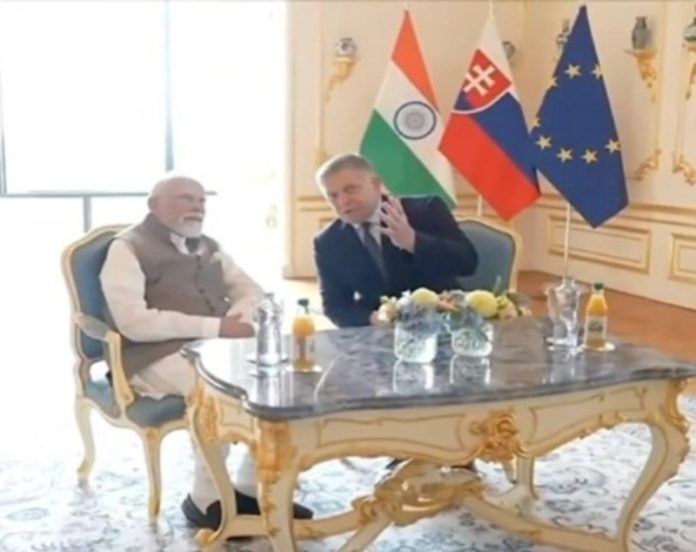पीएम मोदी और स्लोवाकिया के पीएम रॉबर्ट फिको ने ब्रातिस्लावा में द्विपक्षीय वार्ता की