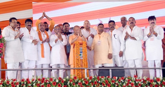 उप्र : सीएम योगी ने देवरिया में ₹456 करोड़ से अधिक लागत की विभिन्न विकास परियोजनाओं का लोकार्पण एवं शिलान्यास किया