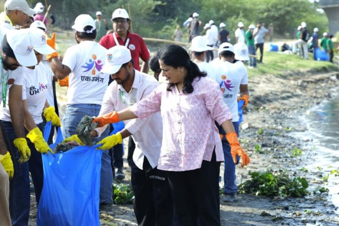 दिल्ली : सीएम रेखा गुप्ता ने चिल्ला गांव में युवाओं के साथ यमुना घाट सफाई अभियान में लिया भाग