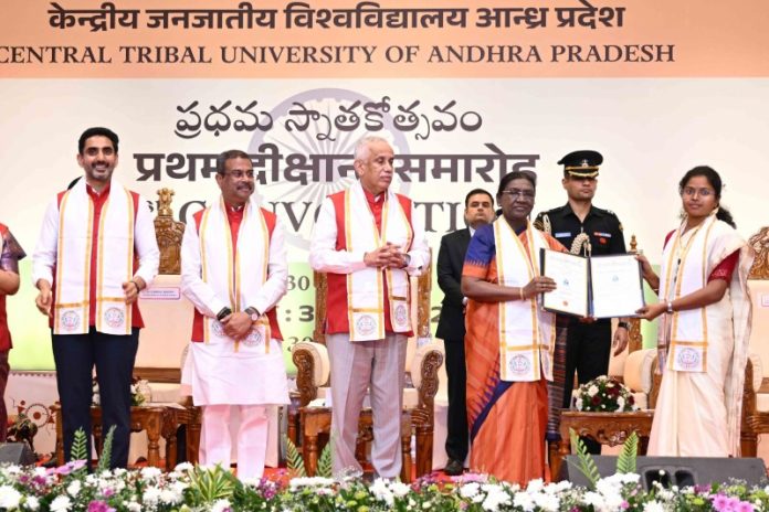 आंध्र प्रदेश : राष्ट्रपति मुर्मू ने विजयनगरम में सेंट्रल ट्राइबल यूनिवर्सिटी के पहले दीक्षांत समारोह में हिस्सा लिया