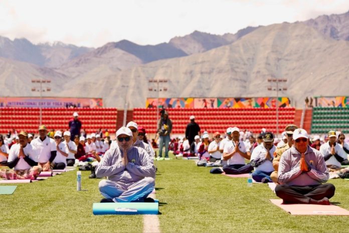 लद्दाख : उपराष्ट्रपति सीपी राधाकृष्णन ने लेह के स्पितुक स्टेडियम में अंतर्राष्ट्रीय योग दिवस समारोह में भाग लिया लद्दाख : उपराष्ट्रपति सीपी राधाकृष्णन ने लेह के स्पितुक स्टेडियम में अंतर्राष्ट्रीय योग दिवस समारोह में भाग लिया