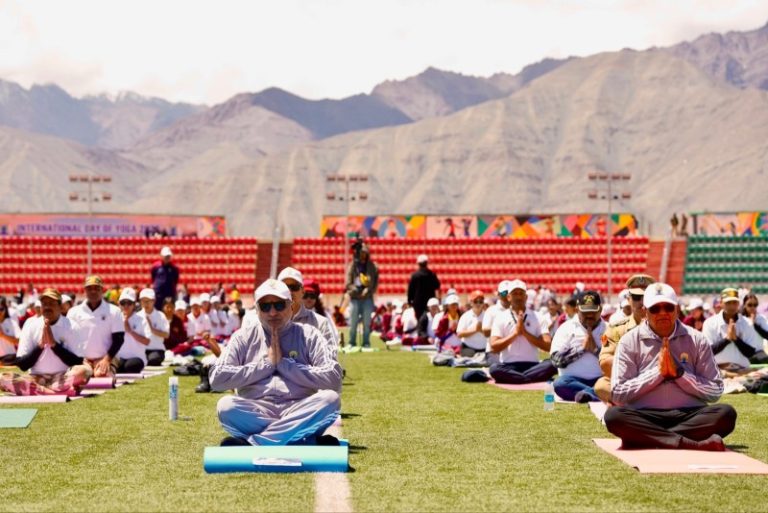 लद्दाख : उपराष्ट्रपति सीपी राधाकृष्णन ने लेह के स्पितुक स्टेडियम में अंतर्राष्ट्रीय योग दिवस समारोह में भाग लिया