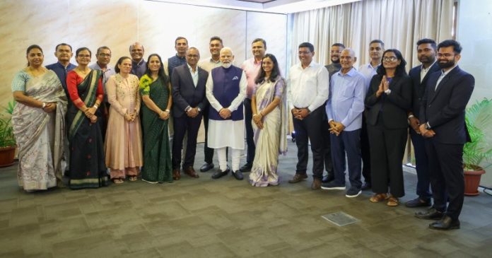 पीएम मोदी ने सेशेल्स में भारतीय समुदाय के सदस्यों के साथ की बातचीत