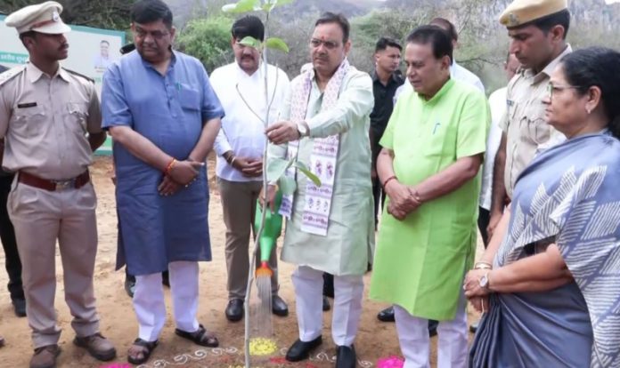 राजस्थान : सीएम भजनलाल शर्मा ने वृक्षारोपण अभियान 'एक पेड़ माँ के नाम' में भाग लिया