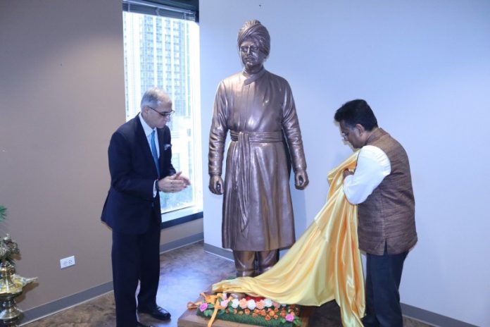 अमेरिका में भारत के राजदूत विनय मोहन क्‍वात्रा ने भारतीय दूतावास में स्‍वामी विवेकानंद की प्रतिमा का किया अनावरण