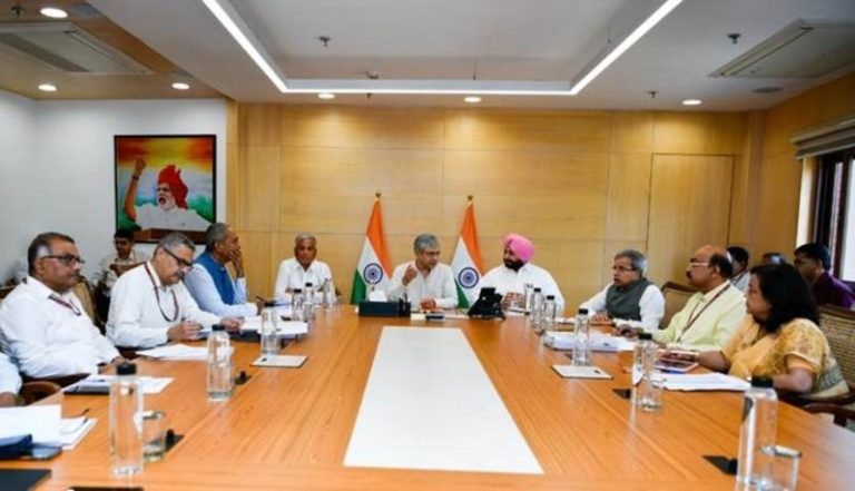 रेल मंत्री अश्विनी वैष्णव ने स्टेशन प्रबंधन को अधिक कुशल बनाने के लिए स्टेशन मास्टरों को सशक्त बनाने हेतु व्यापक उपायों की समीक्षा की