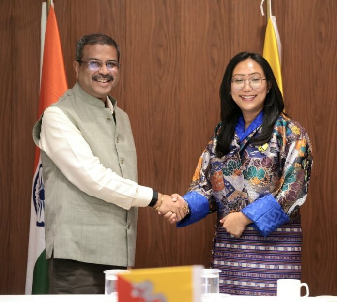 शिक्षा मंत्री धर्मेंद्र प्रधान ने भूटान की शिक्षा मंत्री यीज़ांग दे थापा से की मुलाकात