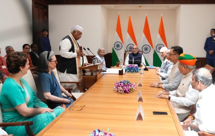 उपराष्ट्रपति और राज्यसभा के सभापति सीपी राधाकृष्णन ने कर्नाटक से राज्यसभा सदस्य (पुनर्निर्वाचित) मल्लिकार्जुन खरगे को दिलाई शपथ