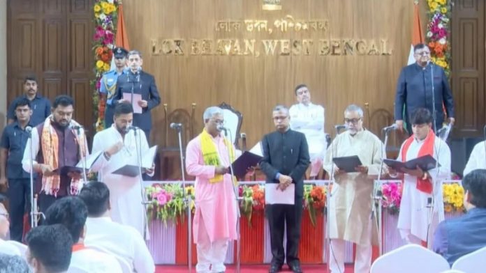 पश्चिम बंगाल : सीएम शुभेंदु अधिकारी ने मंत्रिमंडल का किया विस्तार, 35 नए मंत्रियों ने शपथ ली पश्चिम बंगाल : सीएम शुभेंदु अधिकारी ने मंत्रिमंडल का किया विस्तार, 35 नए मंत्रियों ने शपथ ली