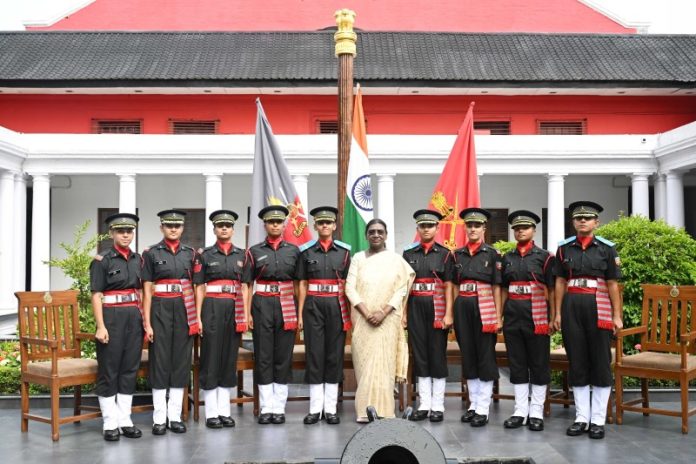 राष्ट्रपति मुर्मू ने भारतीय सैन्य अकादमी में 158वें नियमित पाठ्यक्रम और 141वें तकनीकी स्नातक पाठ्यक्रम की पासिंग आउट परेड का निरीक्षण किया