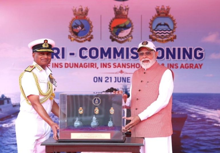 कोलकाता : पीएम मोदी ने स्वदेश में निर्मित नौसेना के तीन जहाज राष्ट्र को किए समर्पित