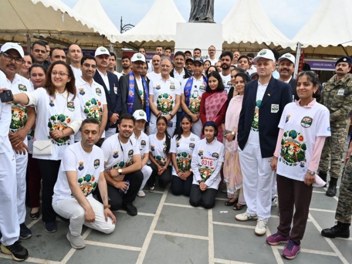 विश्व पर्यावरण दिवस पर हिमाचल प्रदेश के राज्यपाल कविंदर गुप्ता ने मिनी मैराथन को हरी झंडी दिखाकर किया रवाना