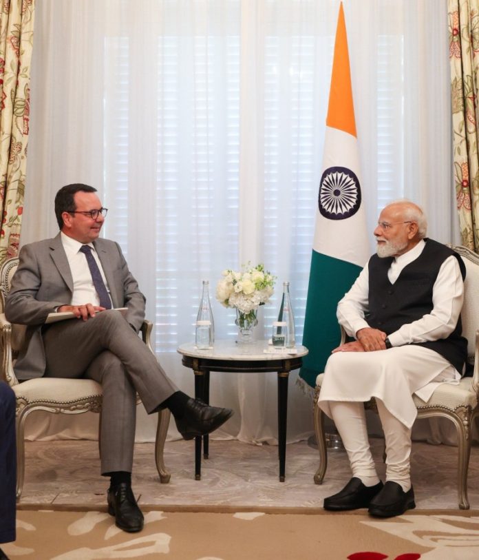 पीएम मोदी ने एल्सटॉम के सीईओ मार्टिन सियोन से की मुलाकात पीएम मोदी ने एल्सटॉम के सीईओ मार्टिन सियोन से की मुलाकात