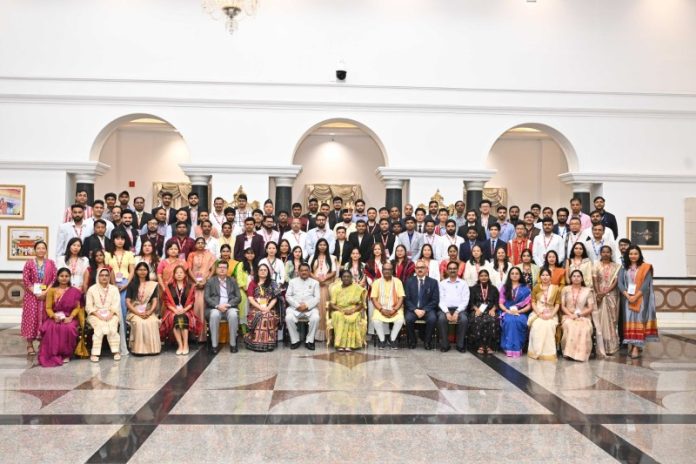 राष्ट्रपति मुर्मू से जनजातीय कार्य मंत्रालय की प्रमुख छात्रवृत्ति योजनाओं के लाभार्थियों के एक समूह ने की मुलाकात