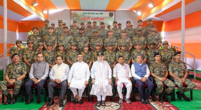 पश्चिम बंगाल : केंद्रीय गृह मंत्री अमित शाह ने सिलीगुड़ी में जुमागाछ सीमा चौकी पर आयोजित प्रहरी सम्मेलन में बीएसएफ जवानों से संवाद किया पश्चिम बंगाल : केंद्रीय गृह मंत्री अमित शाह ने सिलीगुड़ी में जुमागाछ सीमा चौकी पर आयोजित प्रहरी सम्मेलन में बीएसएफ जवानों से संवाद किया