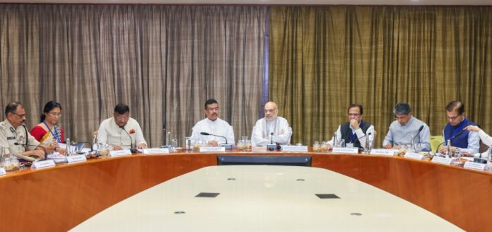 पश्चिम बंगाल : केंद्रीय गृह मंत्री अमित शाह ने कोलकाता में सीएम सुवेंदु अधिकारी और वरिष्ठ अधिकारियों के साथ राज्य की कानून-व्यवस्था पर समीक्षा बैठक की पश्चिम बंगाल : केंद्रीय गृह मंत्री अमित शाह ने कोलकाता में सीएम सुवेंदु अधिकारी और वरिष्ठ अधिकारियों के साथ राज्य की कानून-व्यवस्था पर समीक्षा बैठक की