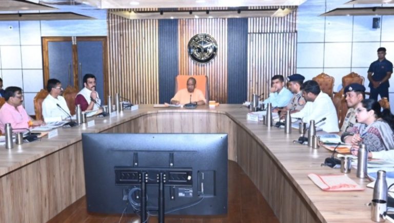 उप्र : सीएम योगी ने गोरखपुर में विकास कार्यों, बाढ़ से बचाव एवं जलनिकासी की तैयारियों की समीक्षा की