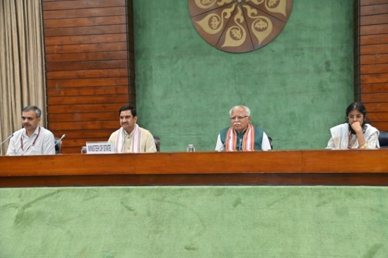 केंद्रीय मंत्री मनोहर लाल ने आवासन एवं शहरी कार्य मंत्रालय की परामर्शदात्री समिति की बैठक की अध्यक्षता की