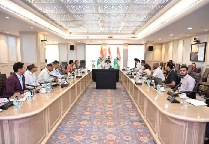 केंद्रीय मंत्री पीयूष गोयल ने एनपीसी, डिपार्टमेंट फॉर प्रमोशन ऑफ इंडस्ट्री एंड इंटरनल ट्रेड और डिपार्टमेंट ऑफ कॉमर्स के अधिकारियों के साथ समीक्षा बैठक की अध्यक्षता की