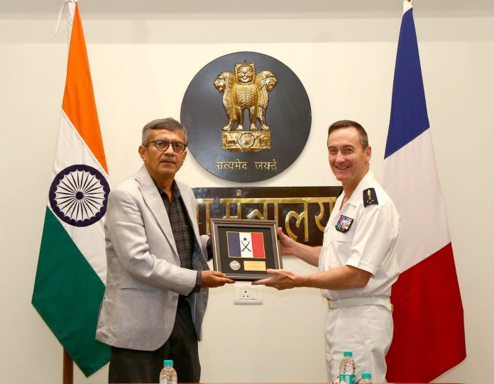 नई दिल्ली : फ्रांस के डिफेंस चीफ जनरल (एयर) फैबियन मैंडन ने रक्षा सचिव राजेश कुमार सिंह से मुलाकात की नई दिल्ली : फ्रांस के डिफेंस चीफ जनरल (एयर) फैबियन मैंडन ने रक्षा सचिव राजेश कुमार सिंह से मुलाकात की