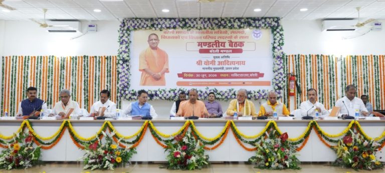 उप्र : सीएम योगी ने रेली मंडल के जनप्रतिनिधियों एवं अधिकारियों के साथ लोक निर्माण विभाग की कार्ययोजनाओं की समीक्षा की
