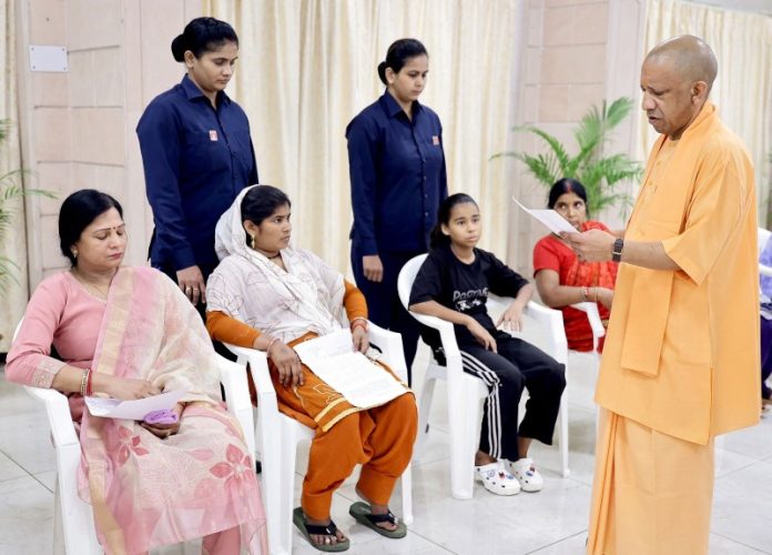 लखनऊ : सीएम योगी ने अपने सरकारी आवास पर आयोजित 'जनता दर्शन' में विभिन्न जनपदों से आए लोगों की समस्याएं सुनीं