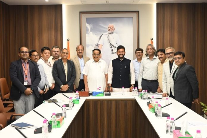केंद्रीय मंत्री सीआर पाटिल ने सूरत के प्रतिनिधिमंडल के साथ केंद्रीय नागर विमानन मंत्री के. राममोहन नायडू से मुलाकात की