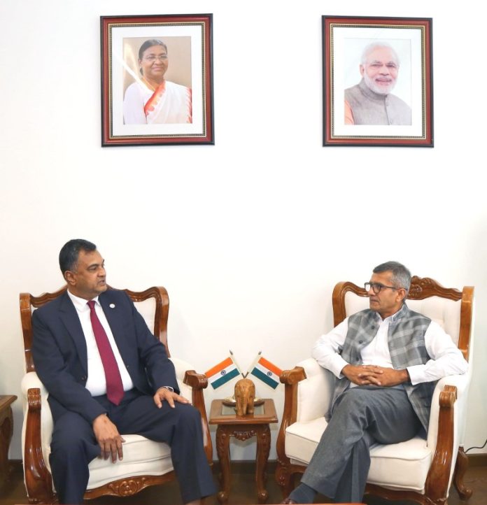 नई दिल्ली : रक्षा सचिव राजेश कुमार सिंह ने श्रीलंका के रक्षा मंत्रालय के रक्षा सचिव एयर वाइस मार्शल (सेवानिवृत्त) संपत थुयाकोंथा से मुलाकात की