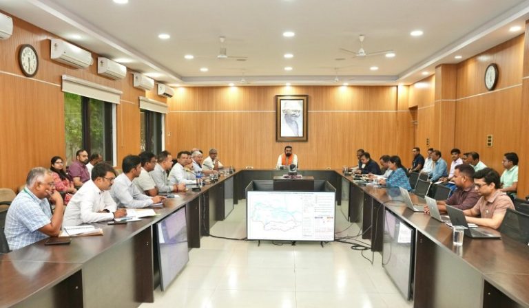 बिहार : सीएम सम्राट चौधरी ने लोक सेवक आवास स्थित संकल्प सभागार में नगर विकास एवं आवास विभाग की समीक्षा बैठक की