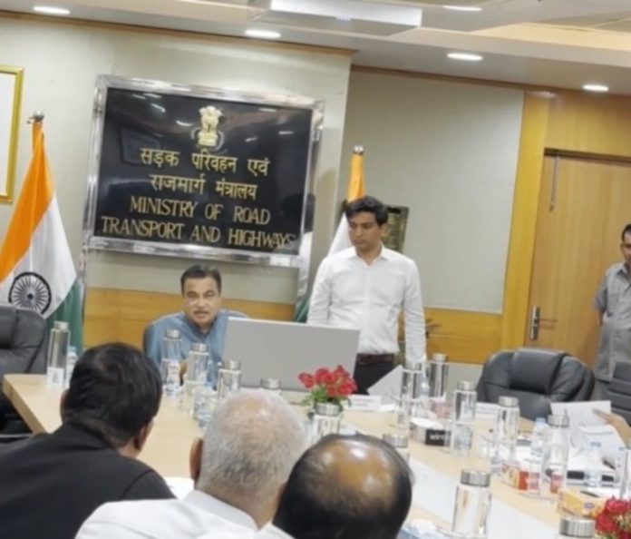 केंद्रीय मंत्री नितिन गडकरी ने आंध्र प्रदेश और तेलंगाना में चल रही नेशनल हाईवे कॉरिडोर परियोजनाओं की प्रगति पर समीक्षा बैठक की अध्यक्षता की