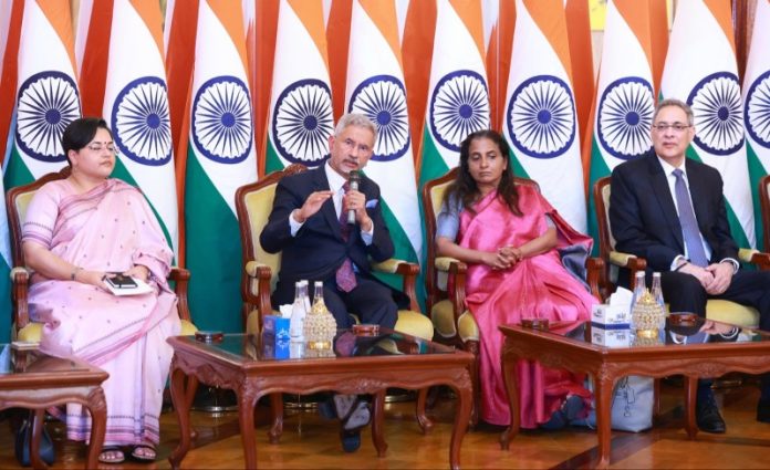 विदेश मंत्री डॉ. एस जयशंकर ने कुवैत में भारतीय समुदाय के सदस्यों से मुलाकात की विदेश मंत्री डॉ. एस जयशंकर ने कुवैत में भारतीय समुदाय के सदस्यों से मुलाकात की