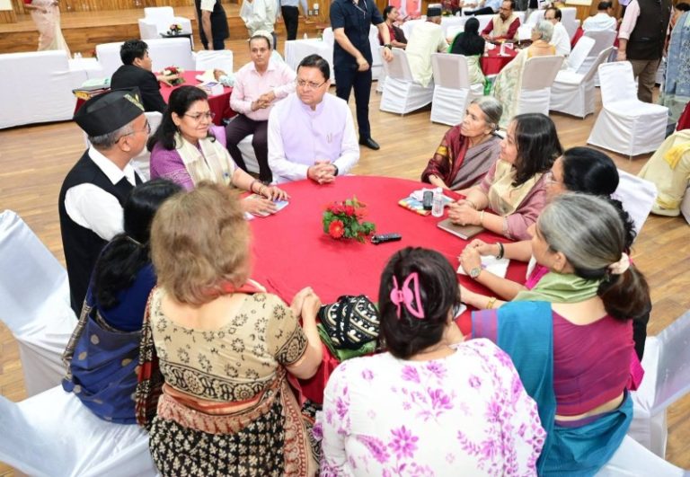 देहरादून : सीएम धामी ने मुख्य सेवक सदन में प्रदेश भर से आए वरिष्ठ लेखकों एवं साहित्यकारों के साथ संवाद किया