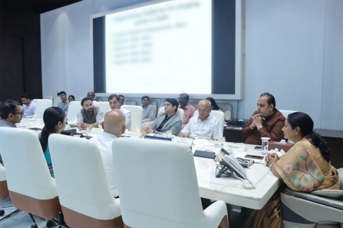 दिल्ली : सीएम रेखा गुप्ता ने नई ईवी पॉलिसी को प्रभावी रूप से लागू करने के लिए चार्जिंग सुविधाओं के तेज विस्तार को लेकर समीक्षा बैठक की