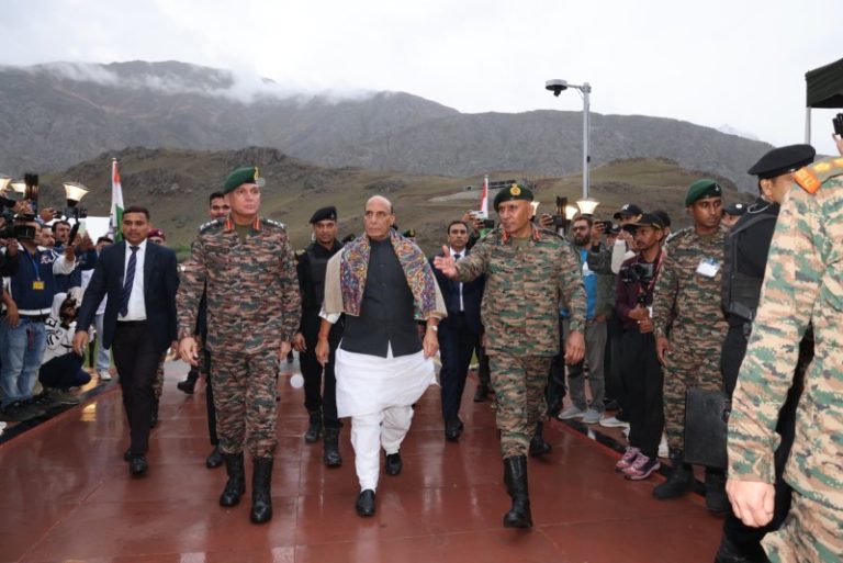 रक्षा मंत्री राजनाथ सिंह द्रास में कारगिल विजय दिवस की पूर्व संध्या पर आयोजित ‘शौर्य संध्या’ कार्यक्रम में हुए शामिल