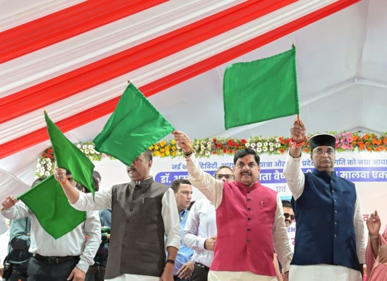 भोपाल : सीएम यादव ने नव विकसित निशातपुरा रेलवे स्टेशन पर महू-कटरा मालवा एक्सप्रेस एवं जबलपुर–वेरावल एक्सप्रेस के स्टॉपेज का शुभारंभ किया