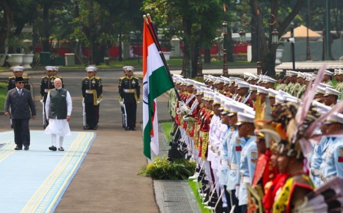 पीएम मोदी का जकार्ता के राष्ट्रपति भवन इस्ताना मर्डेका में भव्य रूप से हुआ औपचारिक स्वागत