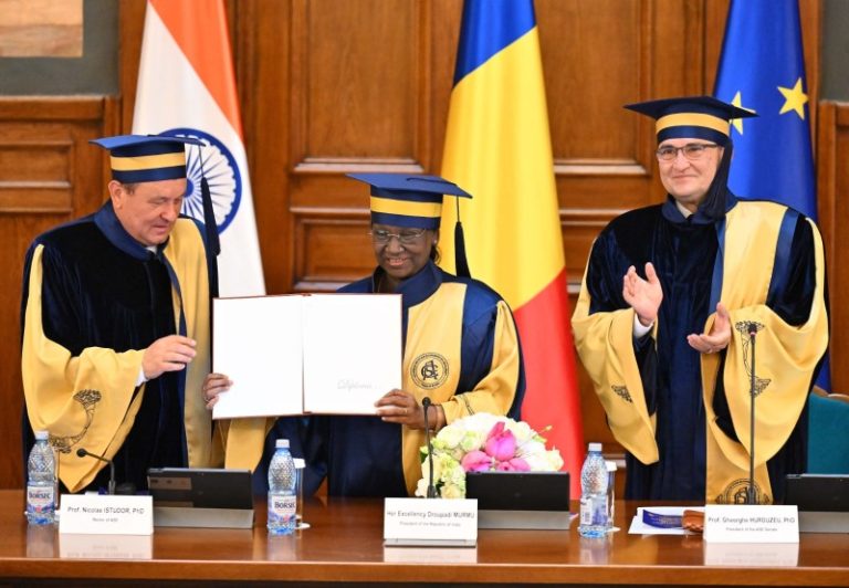 बुखारेस्ट यूनिवर्सिटी ऑफ इकोनॉमिक स्टडीज ने राष्ट्रपति द्रौपदी मुर्मू को मानद डॉक्टरेट की उपाधि से किया सम्मानित