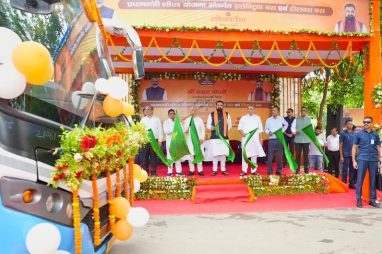 पटना : सीएम चौधरी ने प्रधानमंत्री ई-बस सेवा योजना के तहत इलेक्ट्रिक बसों एवं बीएसआरटीसी की डीलक्स बसों को हरी झंडी दिखाकर रवाना किया