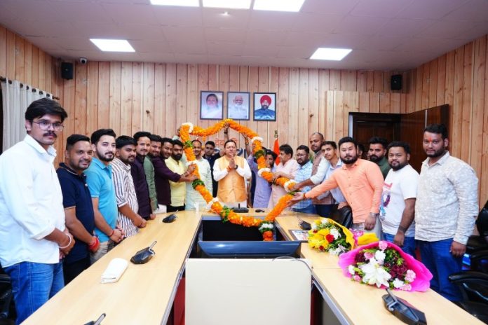 उत्तराखंड : सीएम धामी ने मुख्य सेवक सदन में युवा मोर्चा के ऊर्जावान साथियों से आत्मीय संवाद किया उत्तराखंड : सीएम धामी ने मुख्य सेवक सदन में युवा मोर्चा के ऊर्जावान साथियों से आत्मीय संवाद किया
