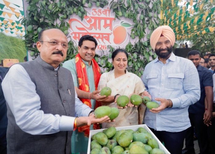 दिल्ली : सीएम रेखा गुप्ता ने जनकपुरी स्थित आईएनए हाट में आयोजित 35वें आम महोत्सव का किया उद्घाटन