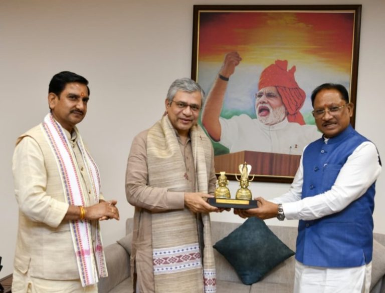 नई दिल्ली : केंद्रीय रेल मंत्री अश्विनी वैष्णव से छत्तीसगढ़ के सीएम विष्णुदेव साय ने मुलाकात की