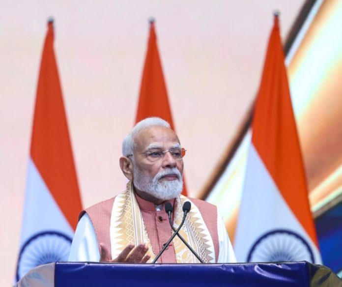पीएम मोदी ने जकार्ता में भारतीय समुदाय के स्वागत समारोह में लिया हिस्सा